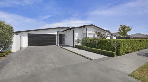 77 Holiday Home - Accommodation New Zealand 1