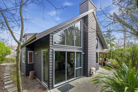 A Hop, Skip & Jump To The Lake - Accommodation New Zealand 0