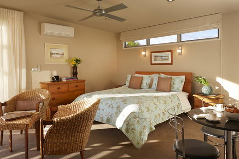 Almyra Waterfront Accommodation - Tourism Bookings NZ 2