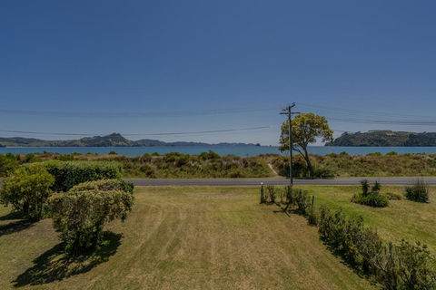 Beach Side At Cooks - Cooks Beach Holiday Home - Accommodation New Zealand 3