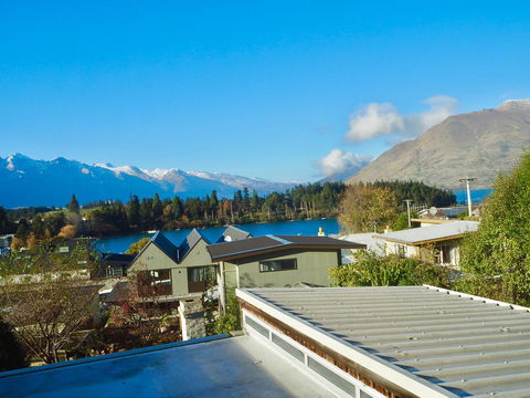 Central Location Spacious House - Accommodation New Zealand 1
