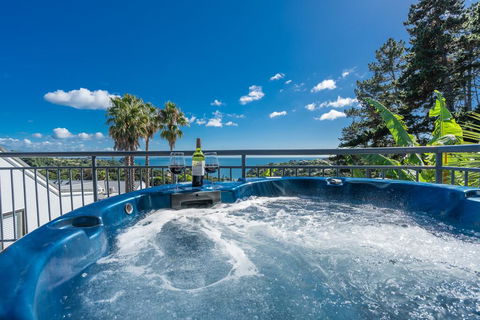 PALM BEACH COTTAGE WITH FANTASTIC VIEWS AND PRIVATE SPA POOL, WIFI, SKY TV, DBLE SKY AND POSSIBLY A CAR! - Accommodation New Zealand 1