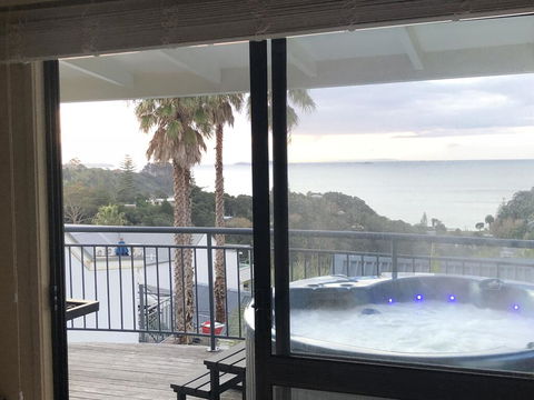 PALM BEACH COTTAGE WITH FANTASTIC VIEWS AND PRIVATE SPA POOL, WIFI, SKY TV, DBLE SKY AND POSSIBLY A CAR! - Accommodation New Zealand 0