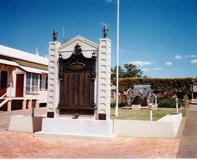 Gayndah War Memorial - Holiday Sydney 0