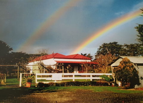 Stefani Hilltop Gallery - Accommodation Newcastle 0