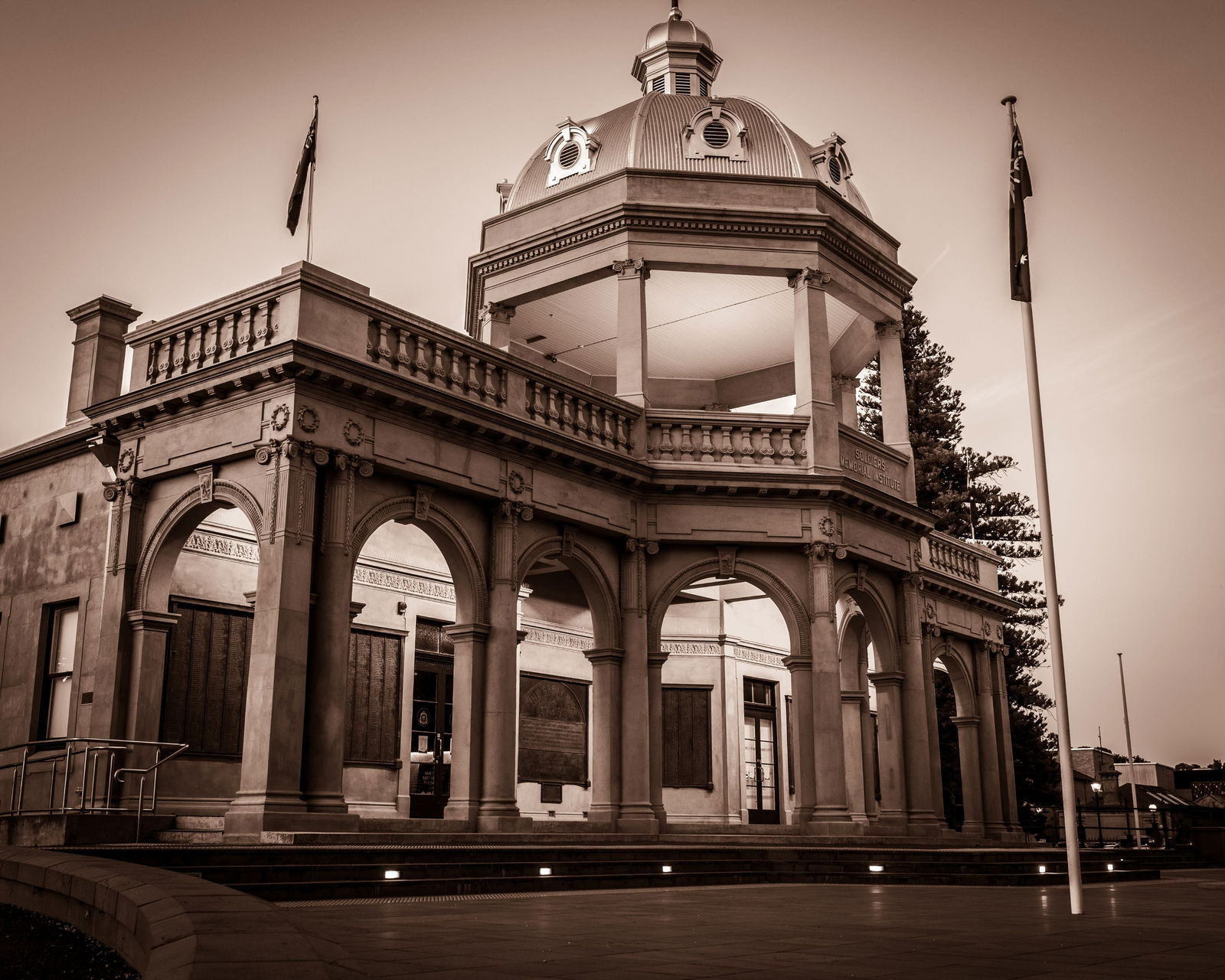 Bendigo Soldiers Memorial Institute Military Museum Logo and Images