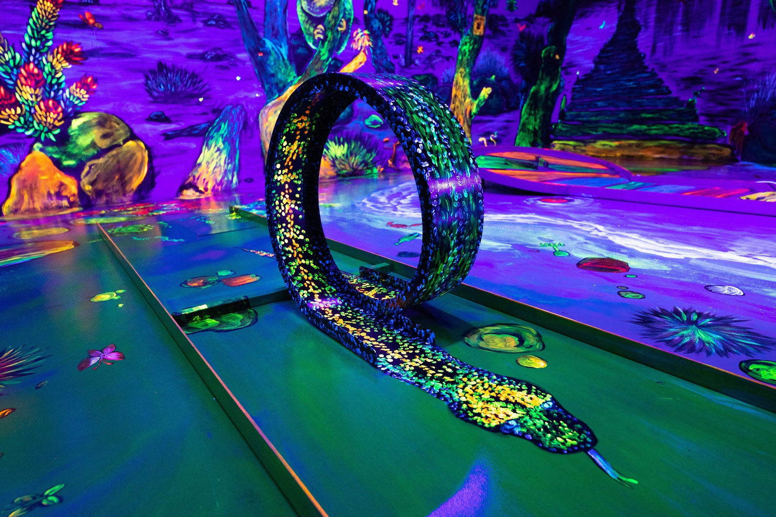 Glowing Rooms 3D Mini Golf Logo and Images