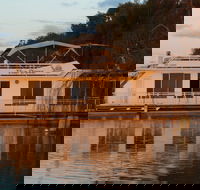 The Dove Houseboat - Car Rental