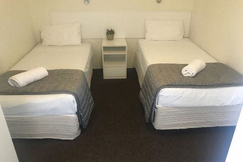Blue Pelican Motel - Cruises Travel 6
