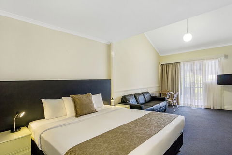 Toowong Inn & Suites - Lightning Ridge Tourism 3