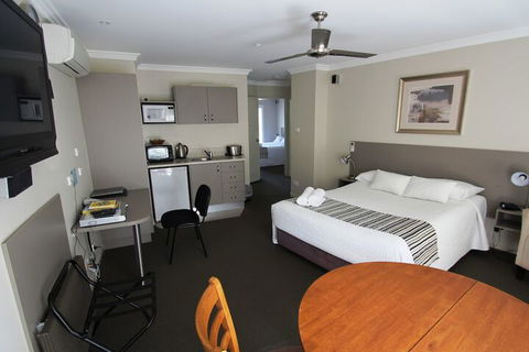 Aston Hill Motor Lodge - YWait Travel 7