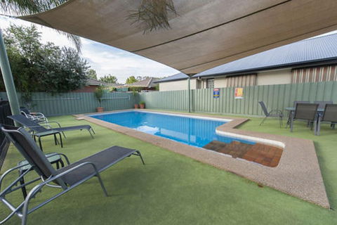 Garden City Motor Inn - Lightning Ridge Tourism 3