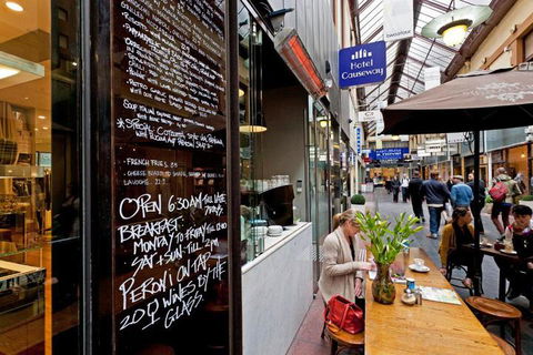 Hotel Causeway - Holiday Melbourne 0
