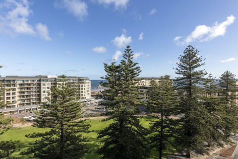Oaks Glenelg Liberty Suites - Yamba Accommodation 6