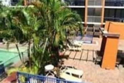 Club Surfers - Brisbane Tourism 0