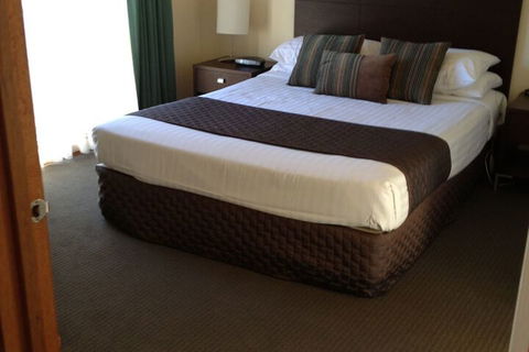 Riverview Resort - Lightning Ridge Tourism 7