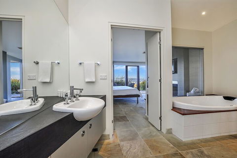 Hearns Beachside Villa 4 - Yamba Accommodation 4