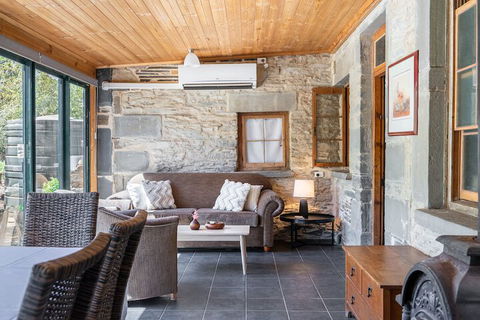 Reillys Wines Heritage Cottages - Yamba Accommodation 7