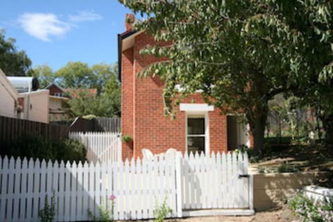 Annies Garden Cottage - Whitsundays Tourism 0