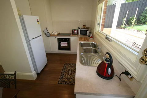 Annies Garden Cottage - Whitsundays Tourism 2