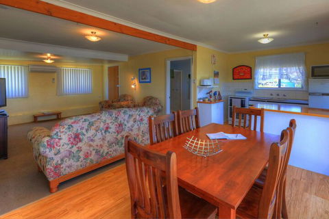 Sommers Bay Beach House - WA Accommodation 6