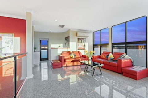 Villa De Marseilles Melbourne - Schoolies Week Accommodation 0