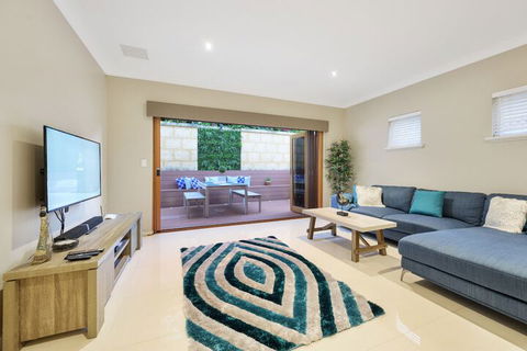 Sorrento Beach Manor - Whitsundays Tourism 2
