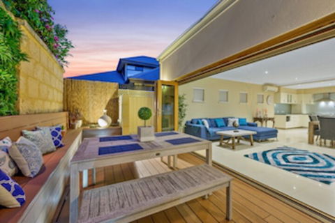 Sorrento Beach Manor - Whitsundays Tourism 0