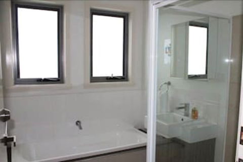 170 Hazards View Unit 2 - Accommodation QLD 2