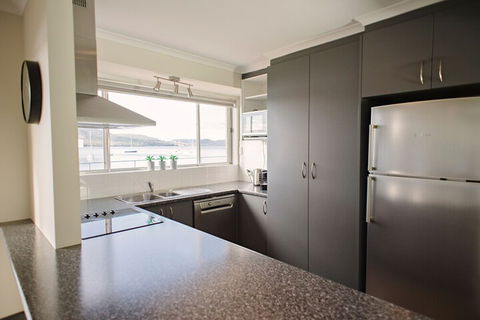 Waterfront Holiday Home Esplanade 54 - Kingaroy Accommodation 3