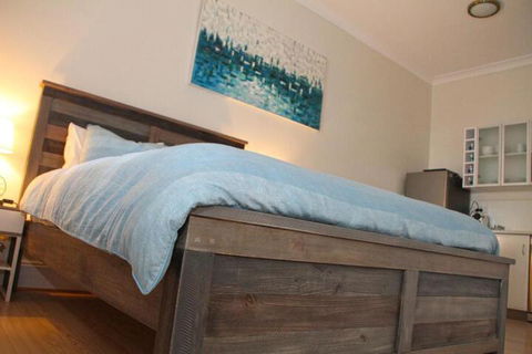 Smugglers Inn Studio Apartments - Accommodation Directory 3