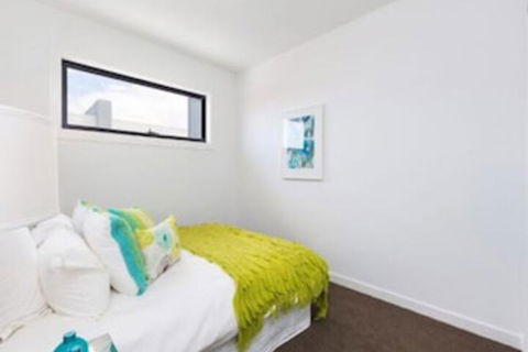 Modern Inner West Stay - Accommodation Gladstone 3