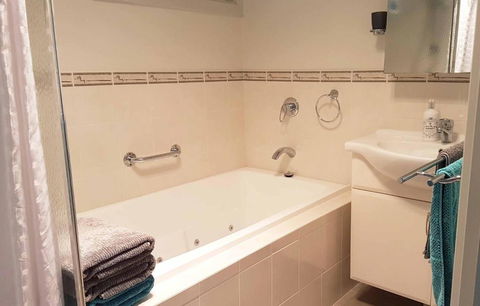 Admirals Inn - YWait Travel 4