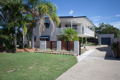 City Beach Holiday House - Kawana Tourism 0