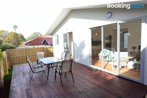 Sunny Blinco Street House - Wagga Wagga Accommodation 3