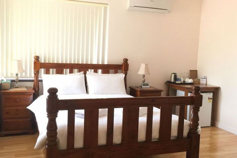 The Royal Dolphin B&B In Safety Bay - Accommodation Sydney 6