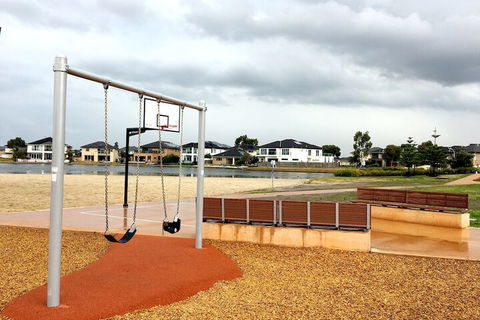 Deluxe Lake View House - Accommodation Fremantle 4