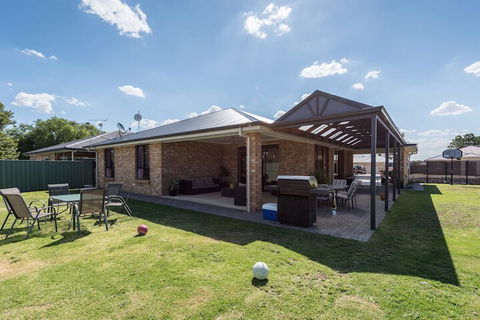Barossa Family Holiday Home - Kingaroy Accommodation 2