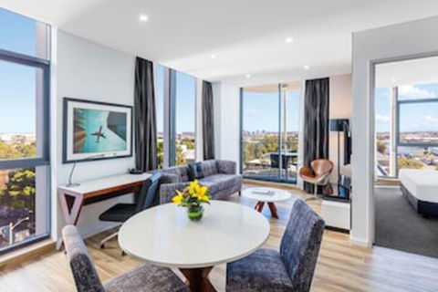Meriton Suites Mascot Central - Holiday Sydney 0