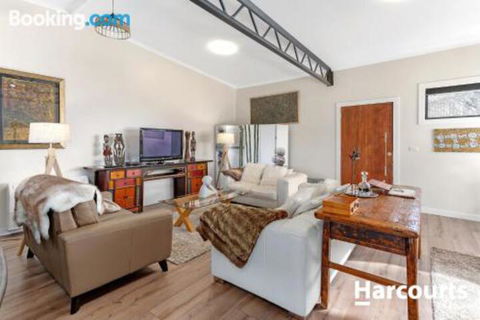 The WeareHouse In Deloraine - Accommodation Nelson Bay 3