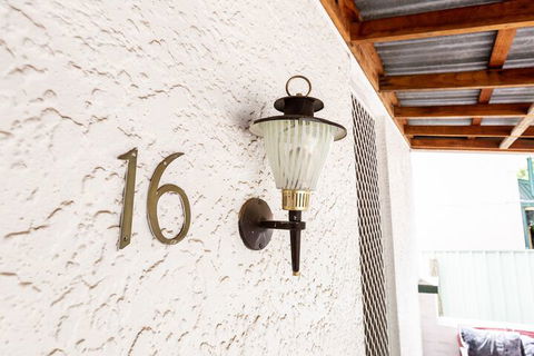 Best Central House â€“ Sleeps 11 - Accommodation Main Beach 1