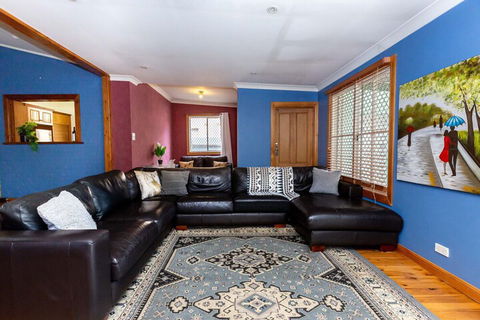 Best Central House â€“ Sleeps 11 - Accommodation Main Beach 6