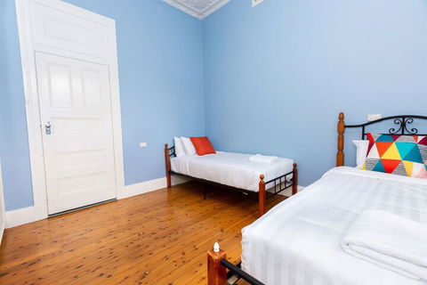 Best Central House â€“ Sleeps 11 - Accommodation Main Beach 2