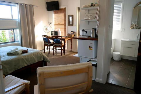 Serenity Lodge For Couples - Accommodation Newcastle 6