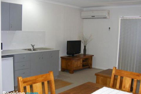Fairways Bed & Breakfast At Jerilderie - Lightning Ridge Tourism 6