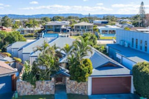 Maureen Waterfront Beach House - Accommodation Ballina 0