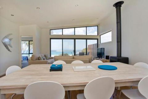 Earth Sea Sky - Foster Accommodation 6