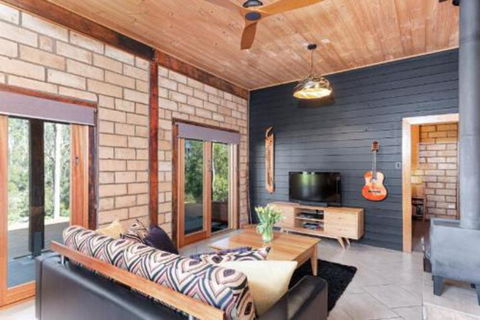 Falls River Luxury Accommodation - Accommodation Directory 2