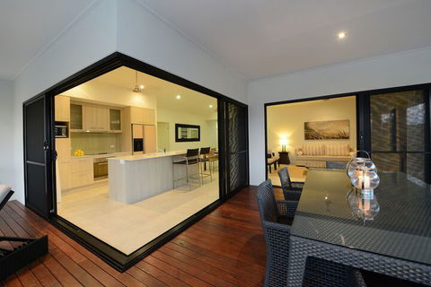 17 Cascade Luxury House On Fairway - WA Accommodation 4