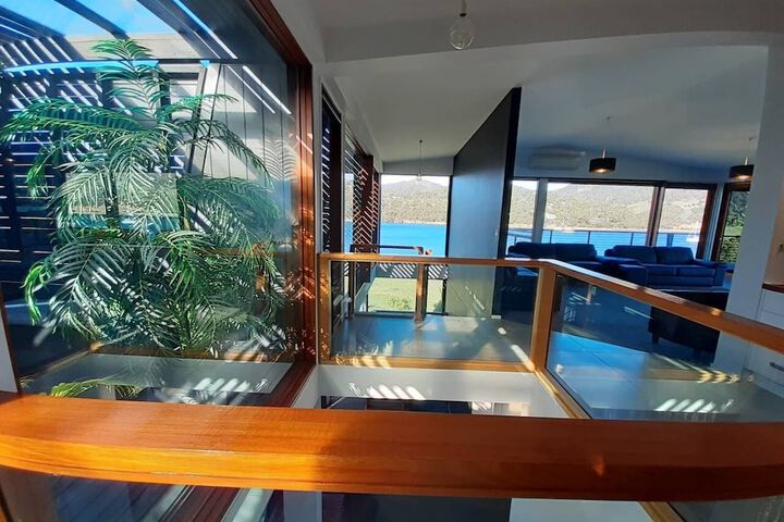 Amazing Unique Five-Star Waterfront Retreat - thumb 2